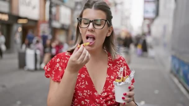Göz Kamaştırıcı Spanyol Kadın Tatlı Patates Aperatiflerinin Tadını Çıkarıyor Vızıldayan — Stok video