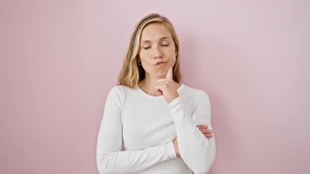Thrilled Young Blonde Woman Standing Pink Isolated Background Pointed Finger — Stock Video
