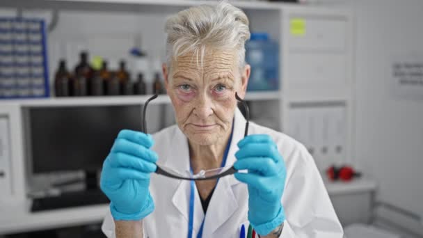 Gri Saçlı Kendinden Emin Kıdemli Bilim Kadını Neşe Saçan Laboratuarda — Stok video