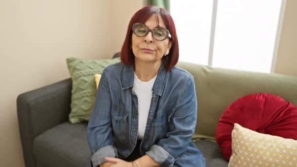 Escéptica Mujer Hispana Mediana Edad Expresando Desaprobación Casa Vistiendo Camisa — Vídeos de Stock
