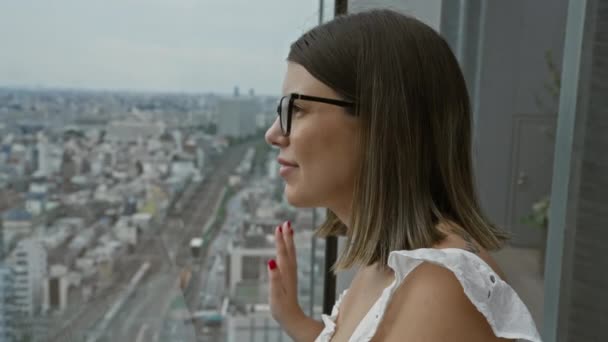 Mulher Negócios Hispânica Bonita Óculos Vista Cativante Paisagem Urbana Janela — Vídeo de Stock