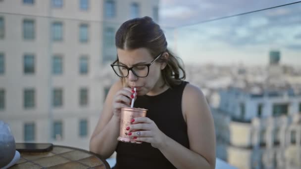 Vacker Hispanic Kvinna Påtagning Glasögon Njuter Tropisk Cocktail Takterrass Bubblande — Stockvideo