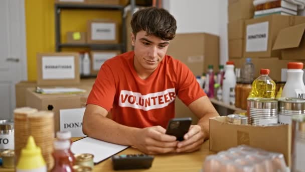 Χαρούμενος Νεαρός Ισπανόφωνος Έφηβος Εθελοντής Κάθεται Στο Τραπέζι Φιλανθρωπικό Κέντρο — Αρχείο Βίντεο