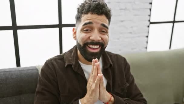 Selbstbewusster Lächelnder Junger Mann Mit Gemeinsam Gebeteten Händen Der Einem — Stockvideo