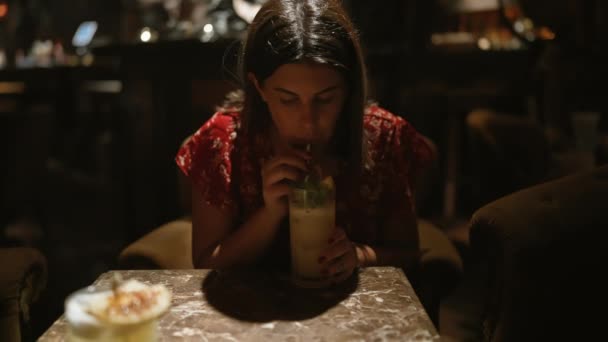 Aantrekkelijke Spaanse Vrouw Juicht Houdt Een Tropisch Cocktail Drankje Vast — Stockvideo