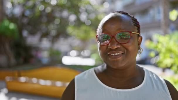 自信的非洲裔美国女人站在公园外 微笑着 — 图库视频影像
