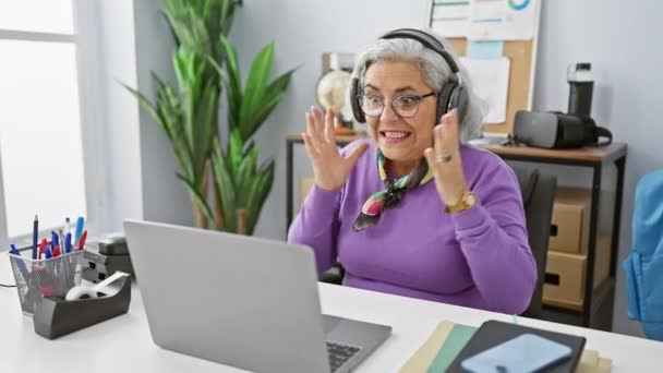 Mujer Madura Alegre Con Auriculares Que Celebran Éxito Espacio Trabajo — Vídeo de stock