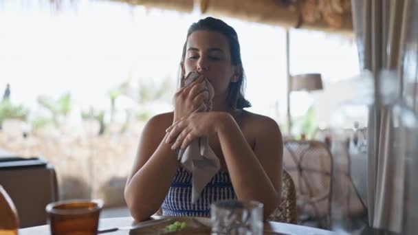 Jonge Latino Vrouw Vegen Mond Met Servet Het Restaurant — Stockvideo