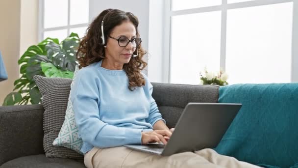 Mulher Hispânica Camisola Azul Trabalhando Casa Com Laptop Fone Ouvido — Vídeo de Stock