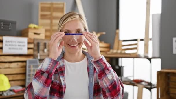 Mujer Sonriente Con Gafas Seguridad Taller Carpintería Rodeado Herramientas Proyectos — Vídeos de Stock
