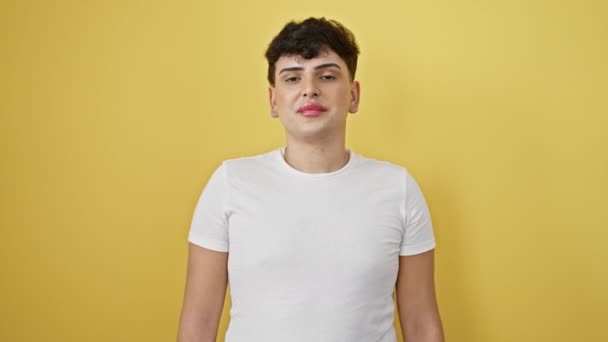 Pemuda Ceria Dengan Kaos Putih Menggerak Gerakkan Simbol Dengan Jari — Stok Video
