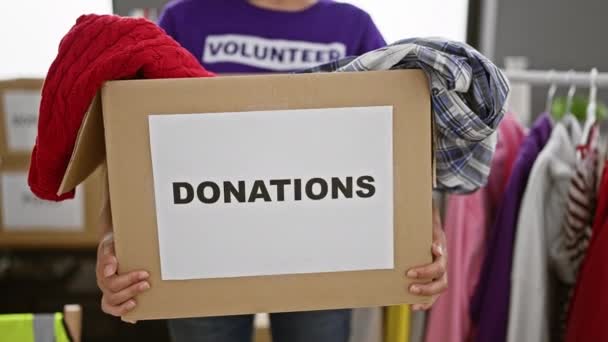 Joven Mujer Hispana Confiada Sonriendo Maravillosamente Ofreciéndose Voluntaria Centro Caridad — Vídeos de Stock