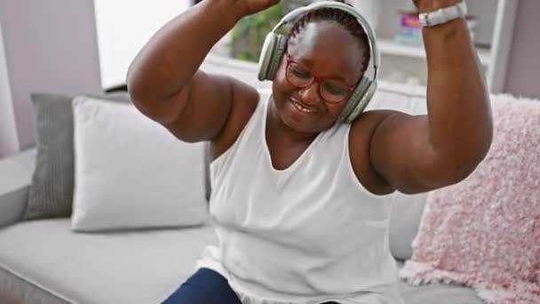 Alegre Mujer Afroamericana Tamaño Grande Con Cabello Trenzado Gafas Bailando — Vídeos de Stock