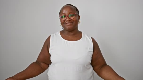 Neşeli Afro Amerikalı Kadın Alışveriş Torbalarıyla Hava Atıyor Izole Edilmiş — Stok video