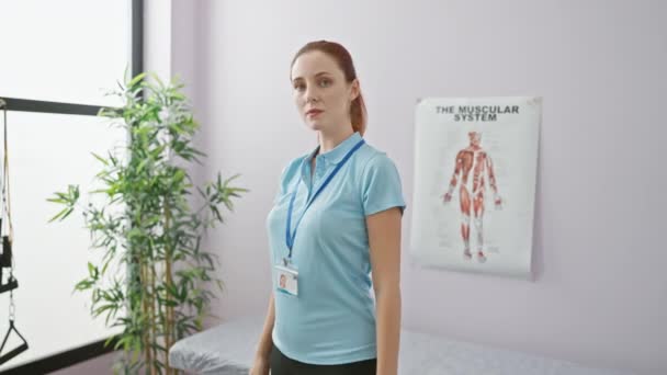 Självsäker Kvinnlig Terapeut Står Ett Klinikrum Med Anatomisk Affisch Väggen — Stockvideo
