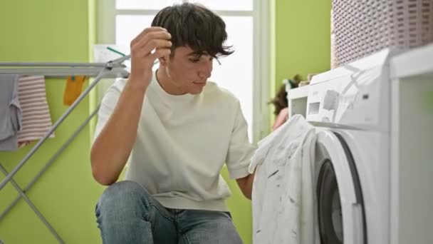 西班牙裔青少年非常认真地处理一件脏T恤衫的污渍 准备在家里的洗衣房里把它洗干净 — 图库视频影像