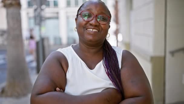 Αυτοπεποίθηση Αφροαμερικανή Γυναίκα Αθλητικές Πλεξούδες Και Γυαλιά Χαμογελά Ευρέως Και — Αρχείο Βίντεο