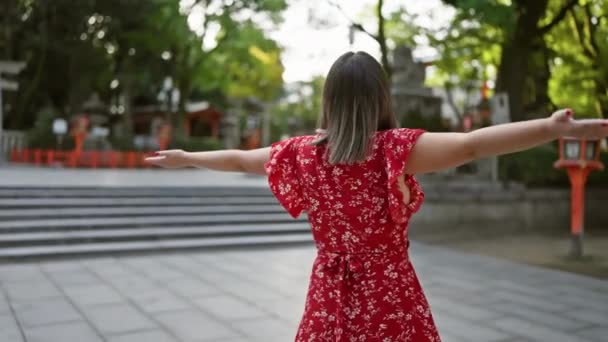 Neşeli Latin Güzeli Özgürlüğü Kucaklıyor Kollarını Açmış Gülümsüyor Yasaka Tapınağına — Stok video