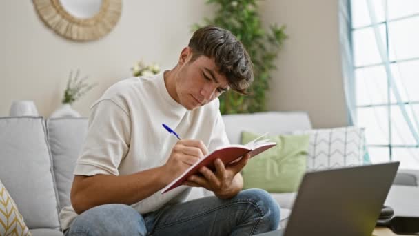 若いヒスパニック系のティーンエイジャーは ノートブックで勉強することに興奮し 自宅のソファに快適に座り 教育のための技術を採用しました — ストック動画