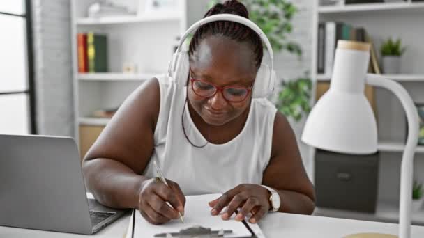 Sonriente Mujer Afroamericana Jefe Tomando Notas Trabajando Línea Ordenador Portátil — Vídeo de stock