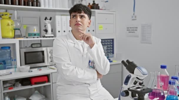 재미있고 자신감있는 과학자 손가락으로 가리키는 실험실에서 아이디어와 빛나는 잘생긴 얼굴에 — 비디오