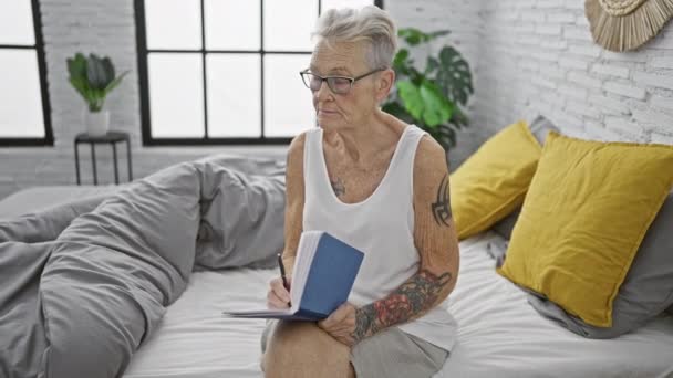Lazer Manhã Confortável Mulher Madura Relaxante Cama Escrevendo Expressivamente Notebook — Vídeo de Stock