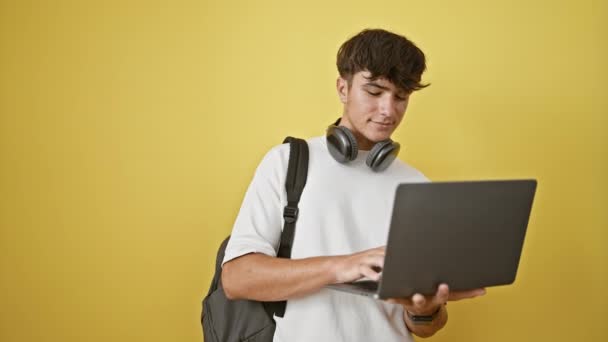 Kul Ung Hispanic Tenåring Nyter Livet Smiler Trygt Med Laptop – stockvideo