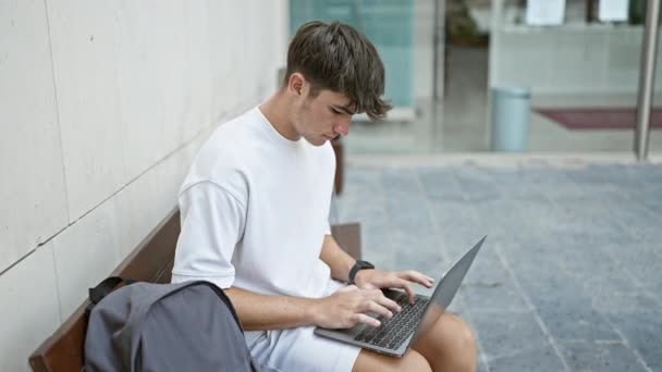 Chladnokrevný Mladý Hispánský Teenager Uvolněný Student Soustředí Svůj Laptop Který — Stock video