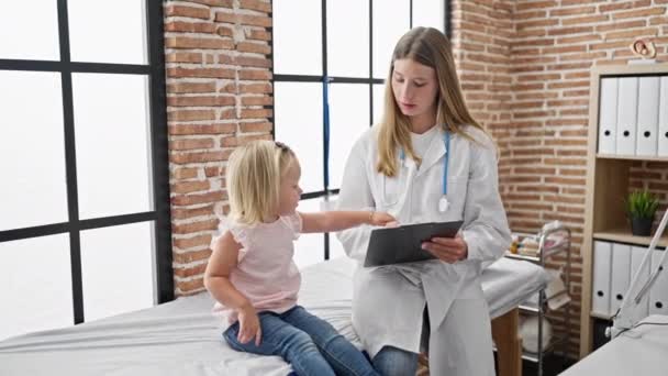 Sevimli Çocuk Hastası Ilgili Çocuk Doktoru Birlikte Kliniğin Rahat Odasında — Stok video
