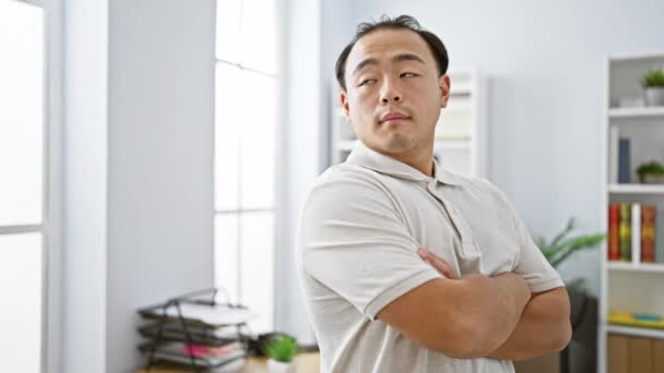 Ernsthafter Junger Chinesischer Geschäftsmann Ein Erfolgreicher Mann Der Entspannt Büroraum — Stockvideo