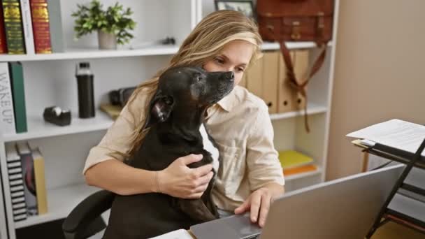 Una Joven Rubia Abraza Perro Labrador Negro Entorno Oficina Moderno — Vídeos de Stock