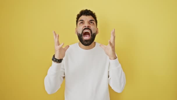Frustrierter Junger Mann Auf Gelbem Hintergrund Ballistisch Mit Verrücktem Gesichtsausdruck — Stockvideo