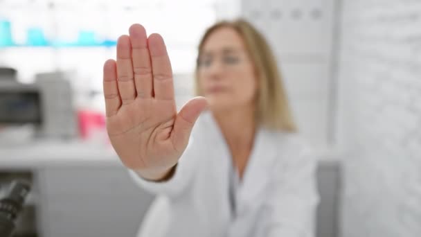 Die Blonde Wissenschaftlerin Mittleren Alters Streckt Ihre Hand Einer Strengen — Stockvideo
