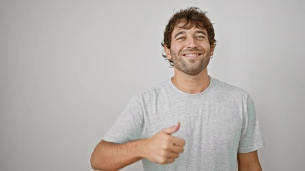 Jeune Homme Joyeux Berçant Shirt Décontracté Clignote Pouce Vers Haut — Video