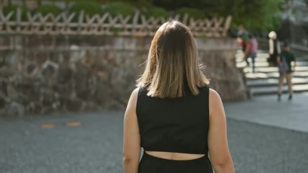 Gözlüklü Göz Kamaştırıcı Spanyol Kadın Yürüyüşün Ortasında Kyoto Nun Geleneksel — Stok video
