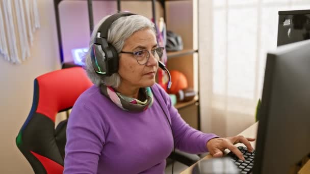 Oyun Odasında Bilgisayar Kullanan Orta Yaşlı Kır Saçlı Bir Kadın — Stok video