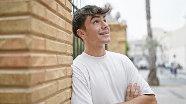 Veselý Mladý Hispánský Teenager Radostně Usmívá Dívá Městskou Oblohu Sebevědomě — Stock video