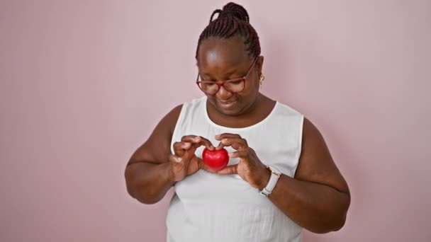 Αυτοπεποίθηση Αφροαμερικανή Γυναίκα Κατέχει Χαρούμενα Σχήμα Καρδιάς Χέρια Χαμογελώντας Πάνω — Αρχείο Βίντεο