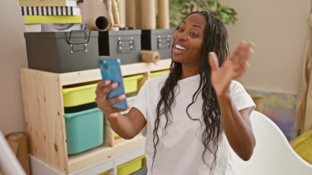 아프리카계 미국인 여성은 쾌활한 표현과 캐주얼 옷으로 실내에서 셀카를 찍습니다 — 비디오