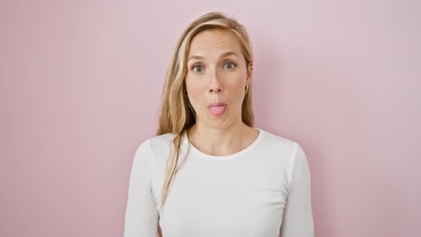 Joven Pose Divertida Expresiva Mujer Rubia Pie Con Lengua Hacia — Vídeos de Stock
