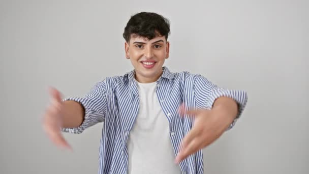 Веселый Молодой Человек Полосатой Рубашке Широко Раскрытые Руки Дружеских Объятий — стоковое видео