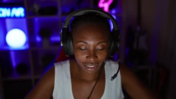 Mulher Focada Usando Fones Ouvido Uma Sala Jogos Escura Olha — Vídeo de Stock