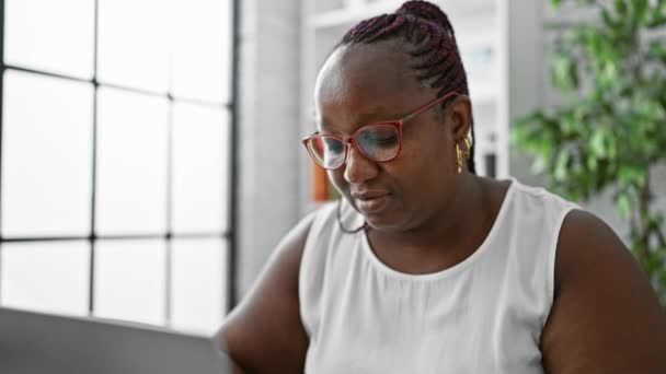 Αγχωμένη Αφροαμερικανή Που Δουλεύει Λάπτοπ Πολεμώντας Επιχειρηματικό Στρες Στο Γραφείο — Αρχείο Βίντεο