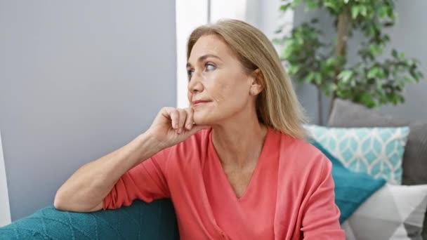 Mujer Rubia Mediana Edad Pensativa Mano Barbilla Sentado Sofá Casa — Vídeos de Stock
