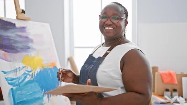 Αυτοπεποίθηση Χαμογελαστή Αφρικανή Αμερικανίδα Καλλιτέχνιδα Ζωγραφίζει Χαρούμενα Στο Στούντιο Τέχνης — Αρχείο Βίντεο