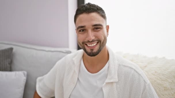 Homem Árabe Jovem Atrevido Perfeitamente Piscando Para Câmera Dando Uma — Vídeo de Stock
