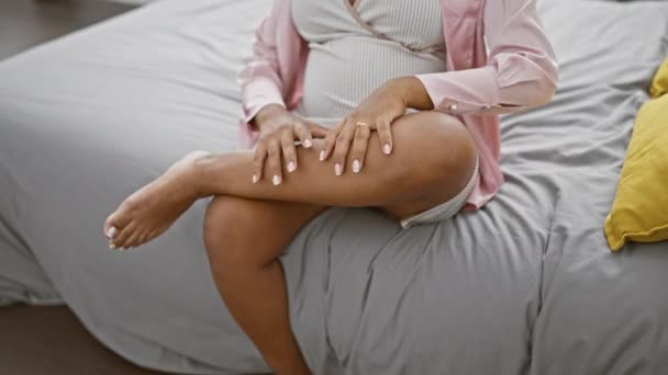 Utmattad Ung Latinamerikansk Kvinna Väntar Moderskap Sitter Sängen Inomhus Masserar — Stockvideo