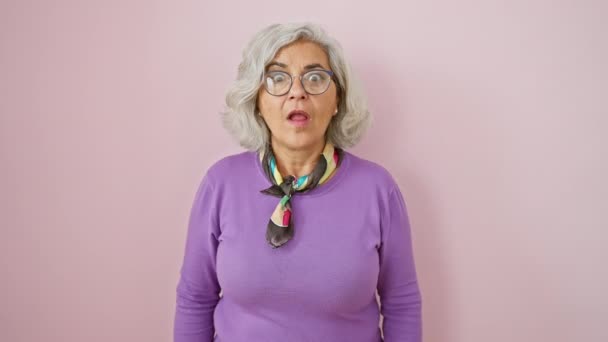 Gri Saçlı Utangaç Orta Yaşlı Bir Kadın Parmaklarından Süzülüyor Pembe — Stok video
