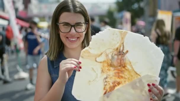 Mulher Hispânica Bonita Foodie Óculos Vestindo Saboreando Lanche Cru Saboroso — Vídeo de Stock