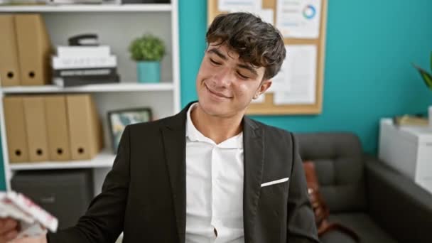 Joven Adolescente Hispano Confiado Dominando Trabajo Negocios Sonriendo Positivamente Con — Vídeo de stock